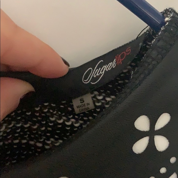 Black top - Picture 4 of 4